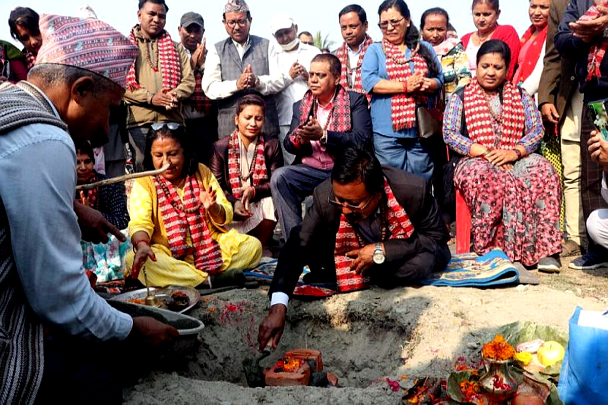 इटहरीमा कोल्ड स्टोरसहितको कृषि बजार निर्माण हुँदै, प्रमुख र उपप्रमुखद्धारा शिलान्यास